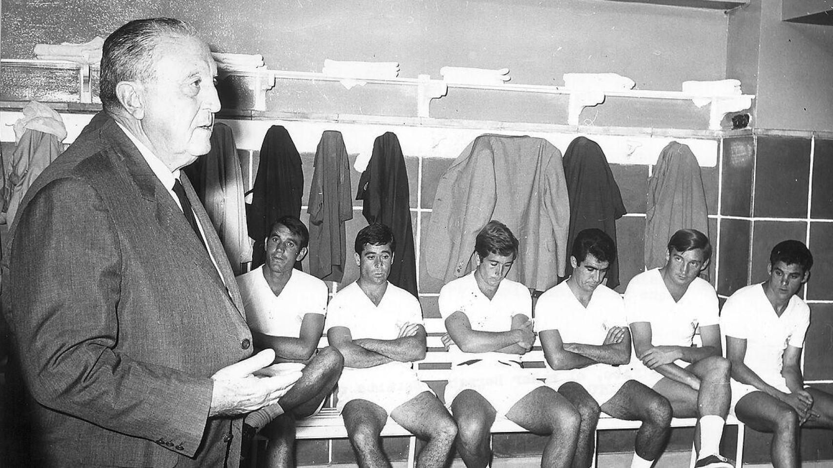 Una de las legendarias arengas (santiaguinas) de Santiago Bernabéu en el vestuario del Real Madrid. Foto cedida por la editorial GeoPlaneta