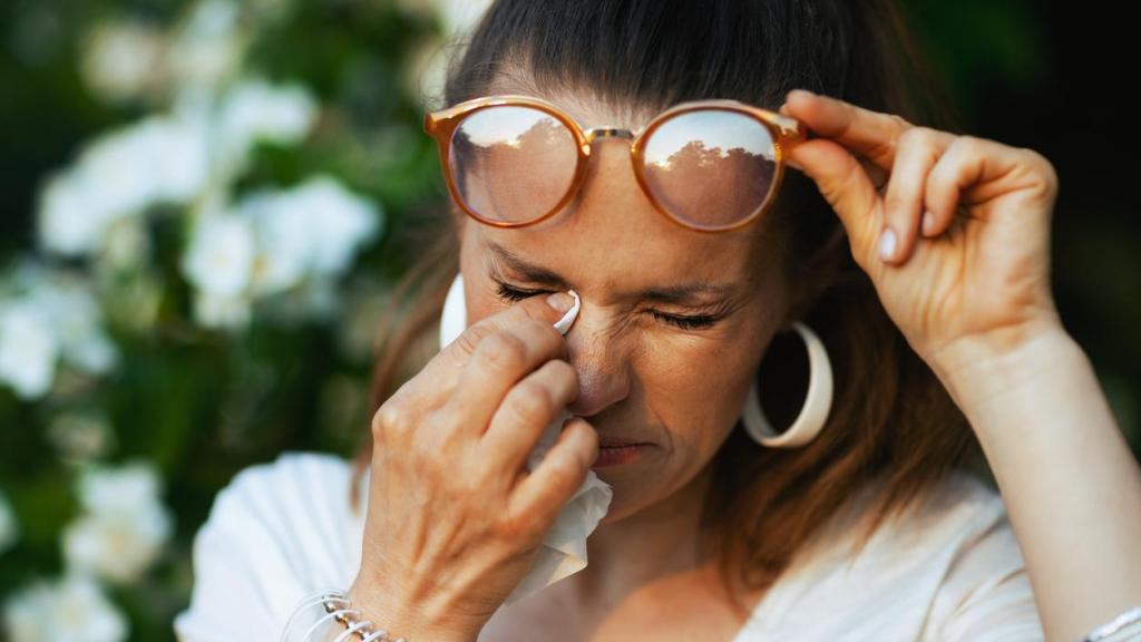 Mujer con molestias en los ojos.