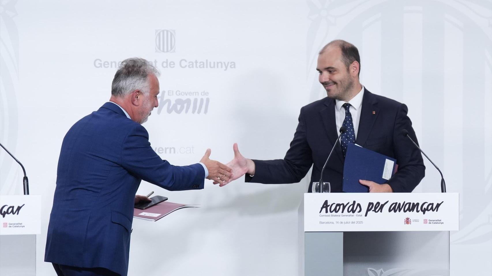 El ministro Ángel Víctor Torres y el 'conseller' Albert Dalmau, este lunes en Barcelona, tras el acuerdo.
