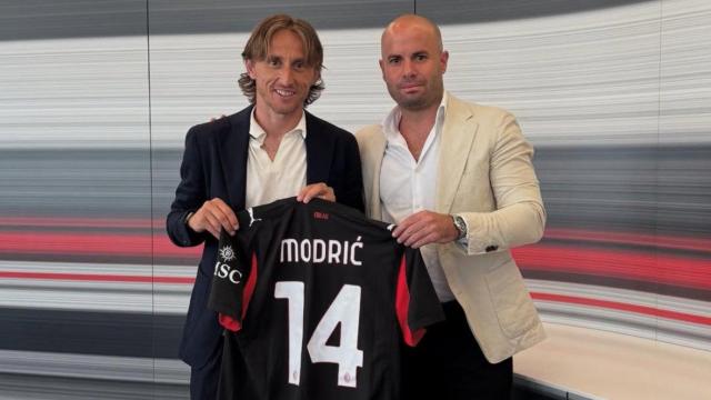 Luka Modric posa como nuevo jugador del Milan.
