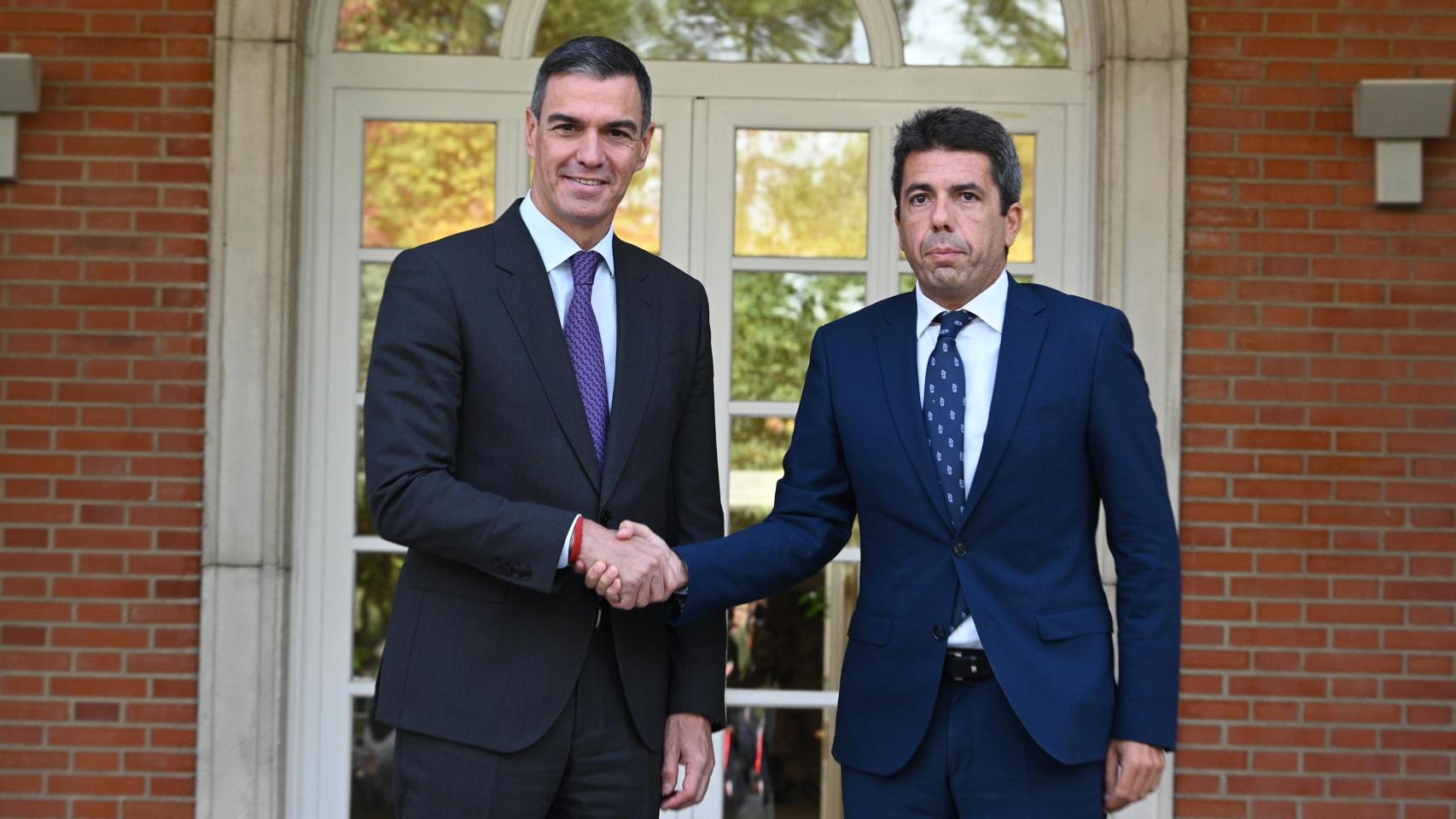 Pedro Sánchez y Carlos Mazón, en una imagen de archivo durante la visita del presidente valenciano a Moncloa. EE