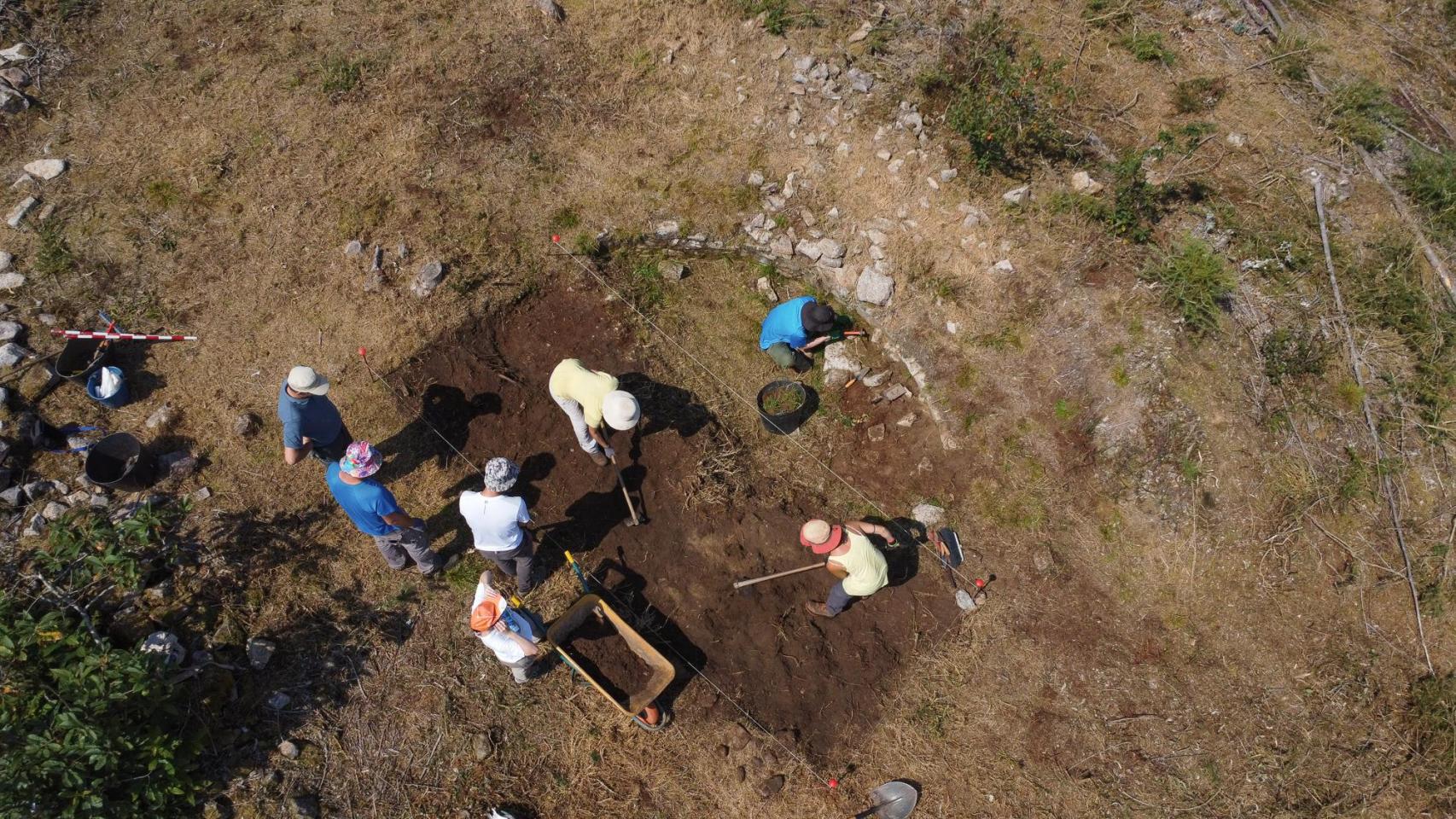 Inicio de una tercera campaña de excavaciones en el Castro de Esmelle de Ferrol fruto de la colaboración entre la Universidade da Coruña y el Concello.