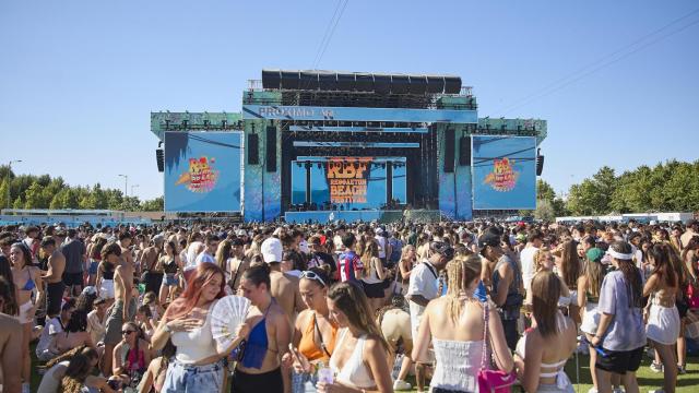 Varias personas durante la segunda jornada del Reggaeton Beach Festival 2024, a 21 de julio de 2024.