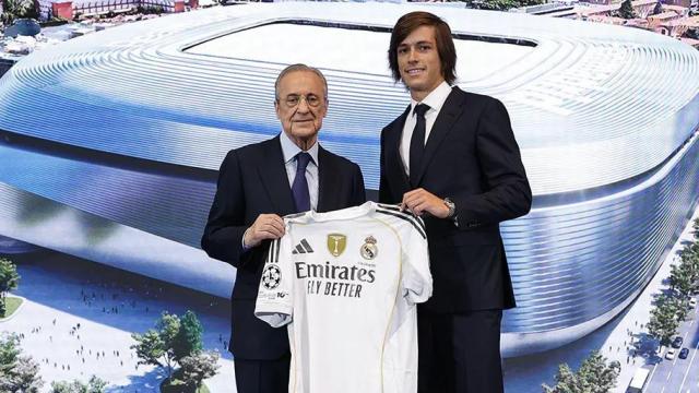 Álvaro Carreras, junto a Florentino Pérez en su presentación con el Real Madrid