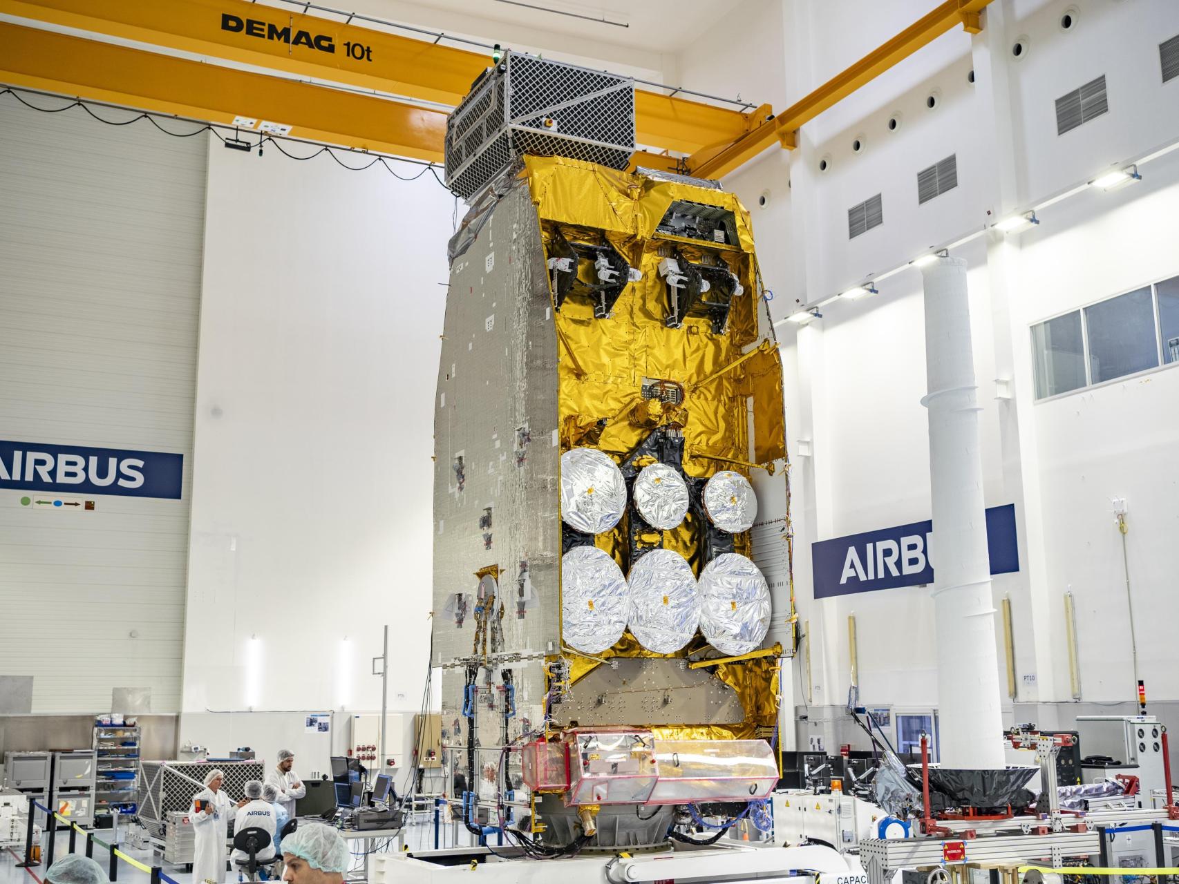 Satélite SpainSat NG 2 en vertical dentro de la sala blanca
