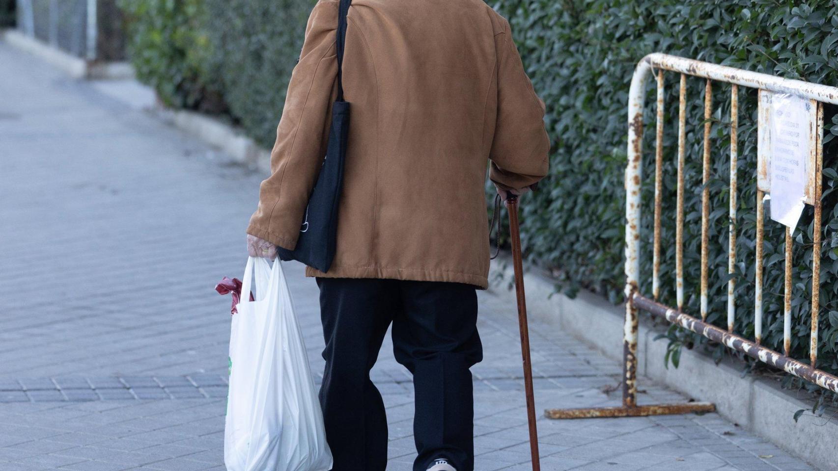 Archivo - Un hombre pasea con bastón