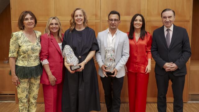 De izquierda a derecha, Charo Izquierdo, directora de ENCLAVE ODS; Marifrán Carazo, alcaldesa de Granada; Sheila Loewe, presidenta de la Fundación Loewe; Alejandro Amenábar, cineasta; Cruz Sánchez de Lara, vicepresidenta ejecutiva de EL ESPAÑOL y editora de Magas y ENCLAVE ODS, vestida con un traje de Mirto para la ocasión; y Pedro J. Ramírez, presidente ejecutivo y director de EL ESPAÑOL.