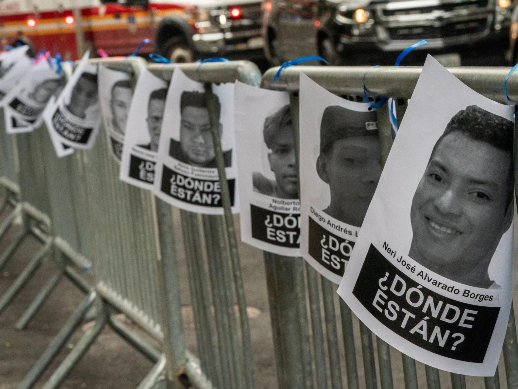 Imágenes de personas detenidas por el Servicio de Inmigración y Control de Aduanas de Estados Unidos atadas a barricadas.