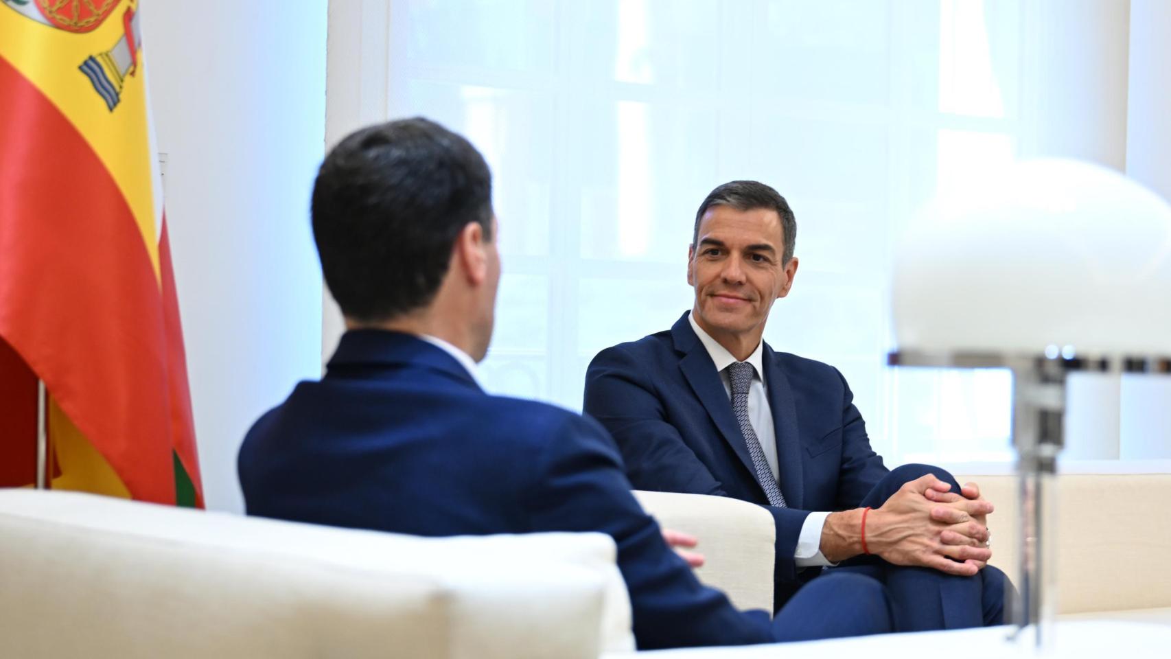 Imanol Pradales, de espaldas, y Pedro Sánchez, este martes en Moncloa.