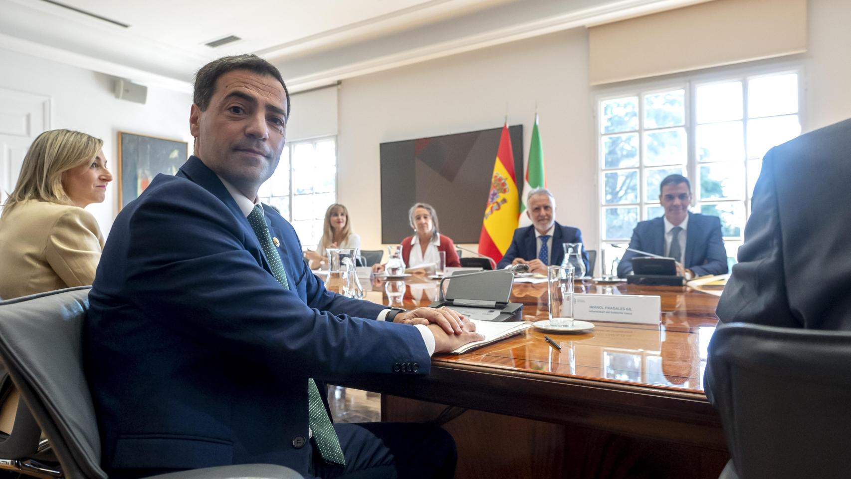 Imanol Pradales y Pedro Sánchez en la cumbre bilateral entre el Gobierno y el País Vasco de este martes.