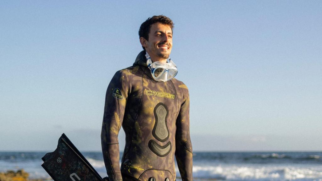 Felipe Ravina, documentalista y activista, justo antes de sumergirse en aguas de Tenerife, donde reside.