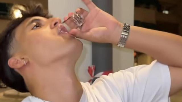 La reacción de Ricard García al probar la cazalla. EE