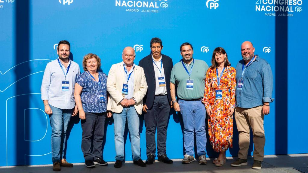 El representante del Frente Polisario en España, Abdalá Al Arabi, junto a delegados del PP en el Congreso Nacional del partido del pasado 6 de julio.