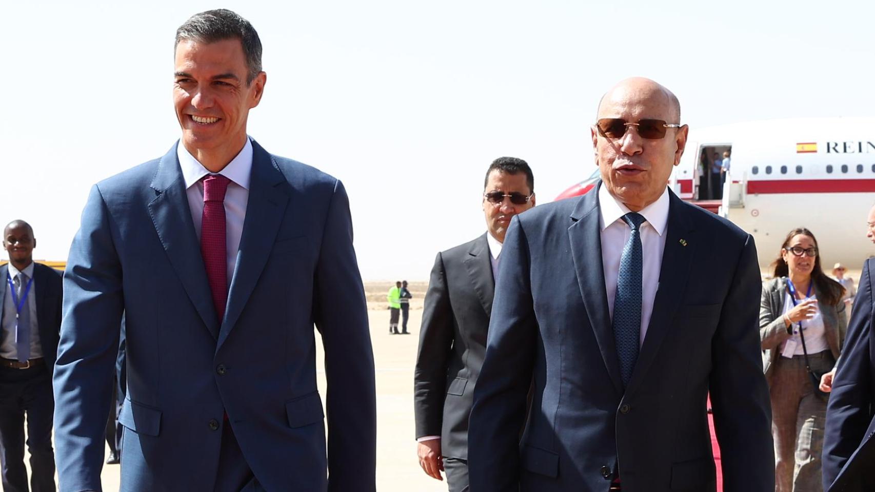 Pedro Sánchez, junto al presidente de Mauritania, Mohamed Cheikh El Ghazouani, a su llegada al aeropuerto de Nouakchot.