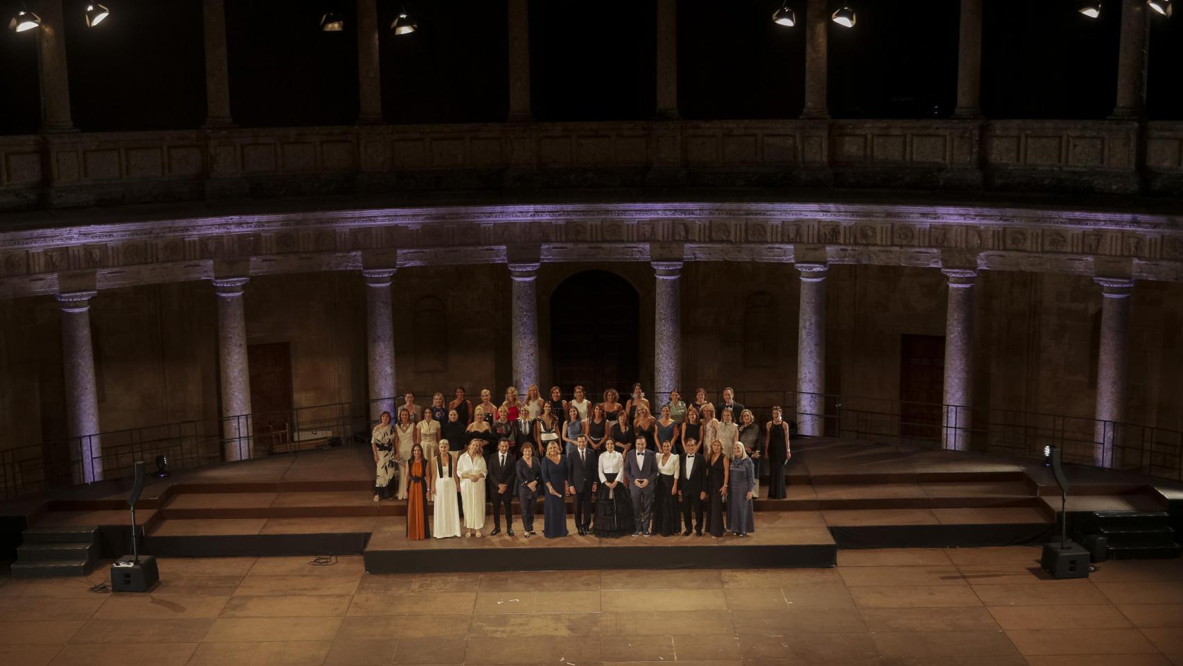 Foto de familia tomada durante la gran Alfombra de la Cultura y el Liderazgo Femenino en La Alhambra de Granada.