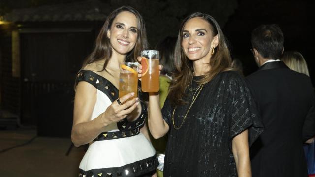 La cantante Nuria Fergó y la doctora Beatriz Galindo de Paz brindan con el cóctel de Magas por Fundador.