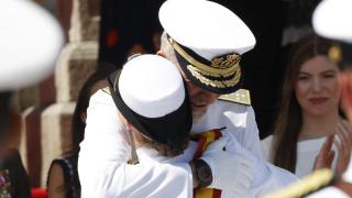 El rey Felipe abrazando a su hija Leonor en Marín.