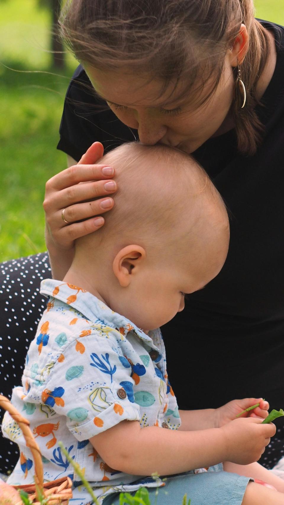 Una madre cuidando de su hijo.