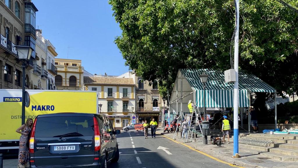 El montaje de la Velá del barrio de Triana comienza una semana antes del inicio de las fiestas