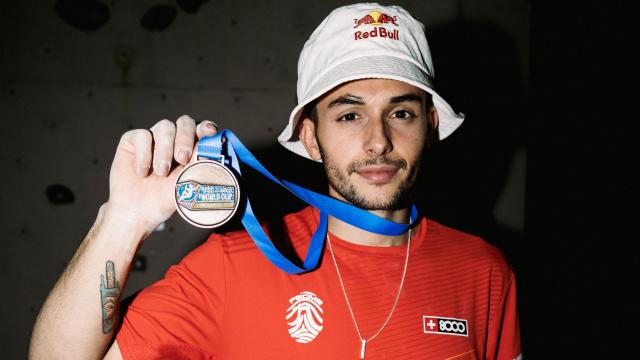 Alberto Ginés luce su medalla de bronce conseguida en la Copa del Mundo de Innsbruck.