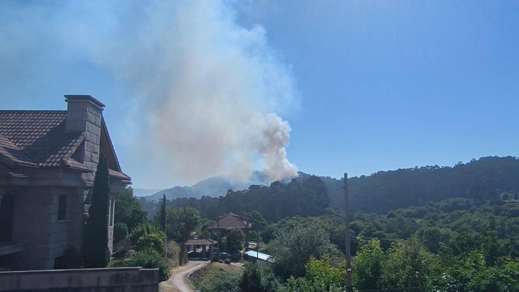 Imagen del incendio desde una casa cercana