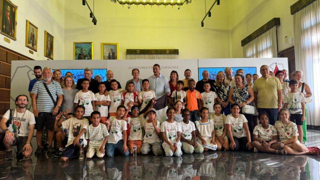 Recepción de 22 niños saharauis en el Ayuntaminto de Zaragoza