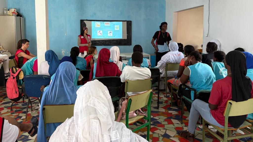 Clara López, estudiante de Enfermería, se trasladó hasta Senegal para dar clases de prevención de enfermedades.