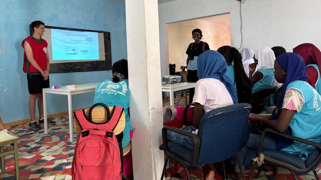 Octavio Sánchez, junto a Hugo Fernández-Obanza, impartió una clase sobre el uso correcto de los medicamentos.