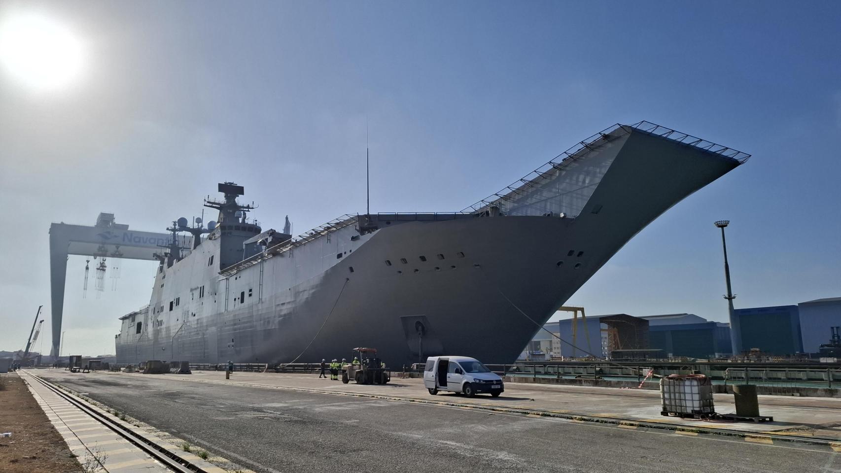 El Juan Carlos I entrando al dique de Puerto Real (Cádiz)