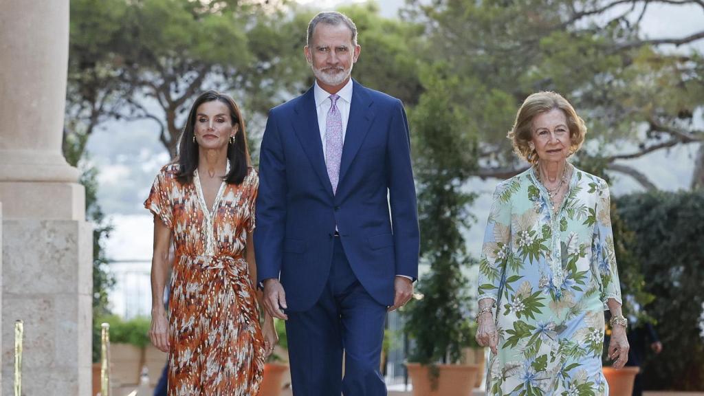 Los Reyes Felipe y Letizia, con la reina Sofía, en una recepción en Marivent, en julio de 2024.
