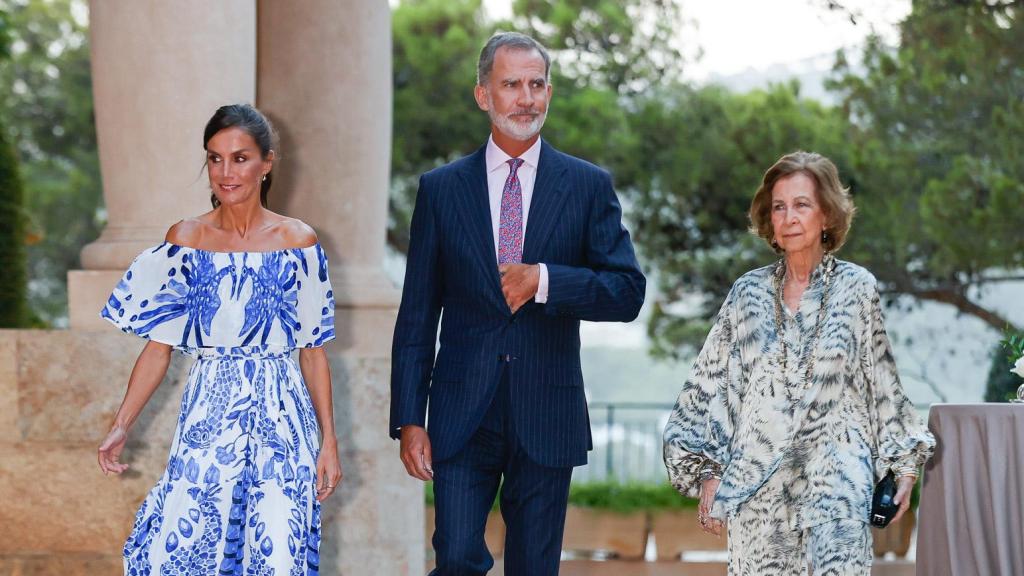 Los reyes Felipe Vi y Letizia en Marivent, acompañados de la reina Emérita, en agosto de 2023.