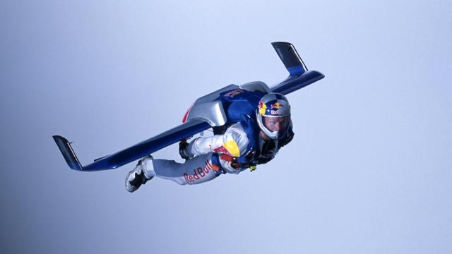 Felix Baumgartner, durante una práctica de salto en caída libre sobre el Canal de la Mancha.