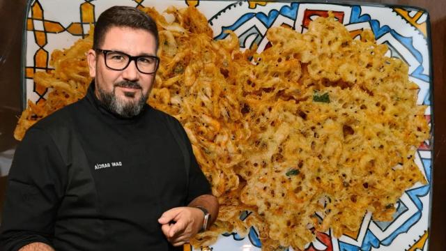Dani García y unas tortillitas de camarones en un montaje de Cocinillas