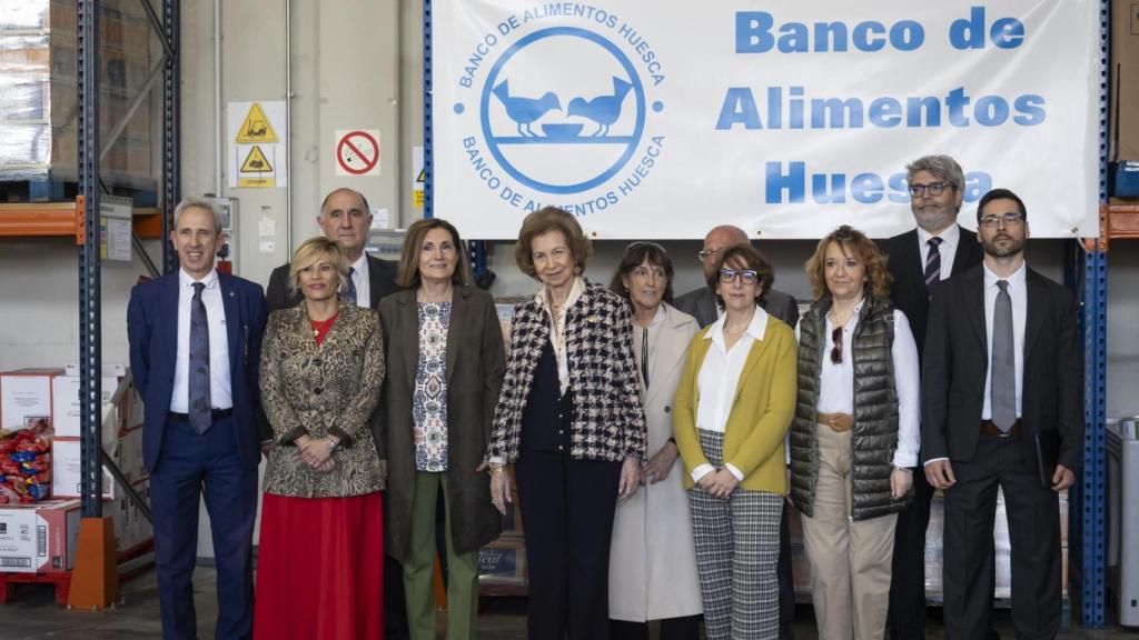 La reina Sofía en una visita al Banco de Alimentos en Huesca en 2024.