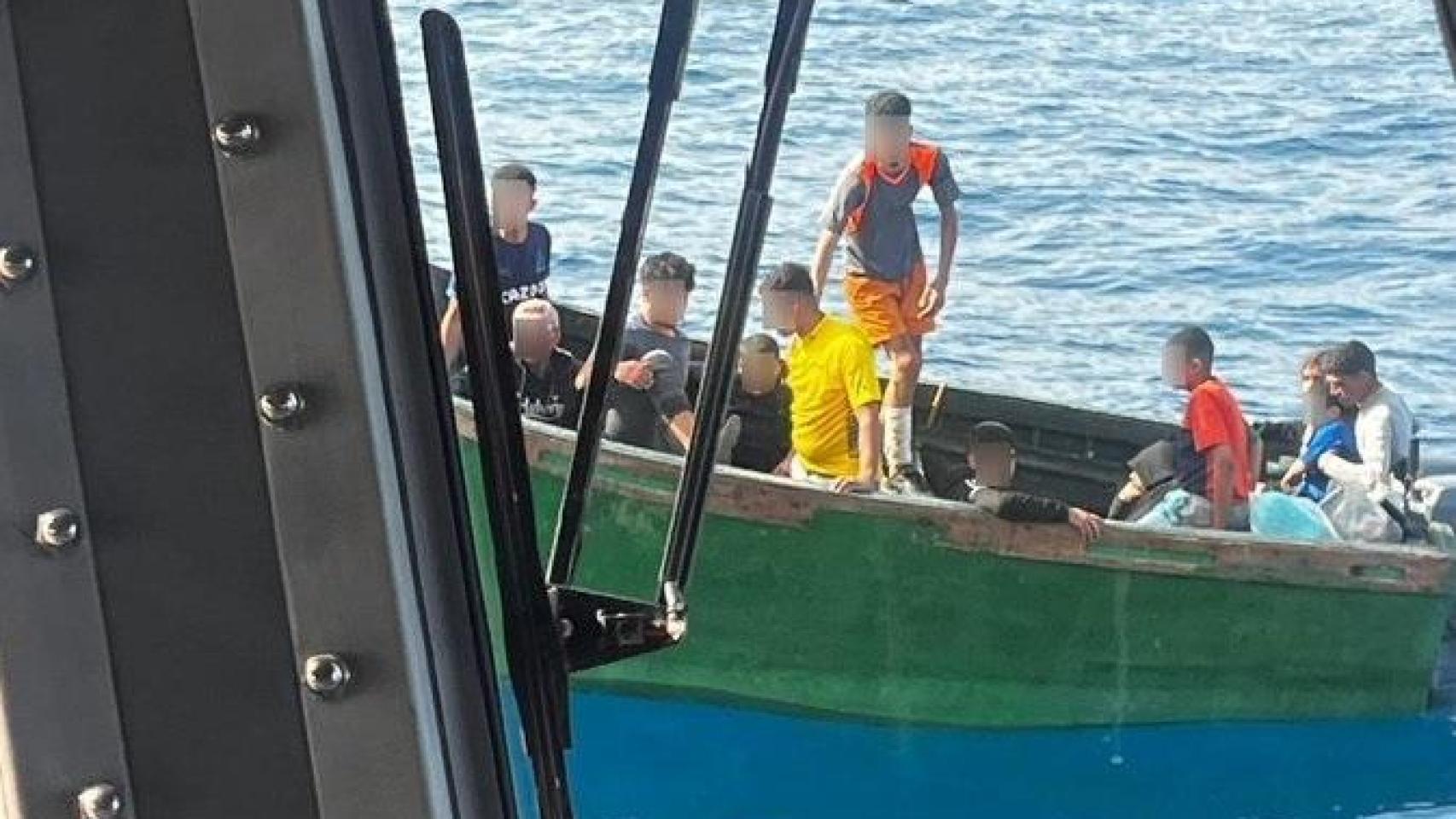 Salvamento Marítimo rescata una patera con 14 personas, en su mayoría menores, en aguas próximas a la isla de Gran Canaria.