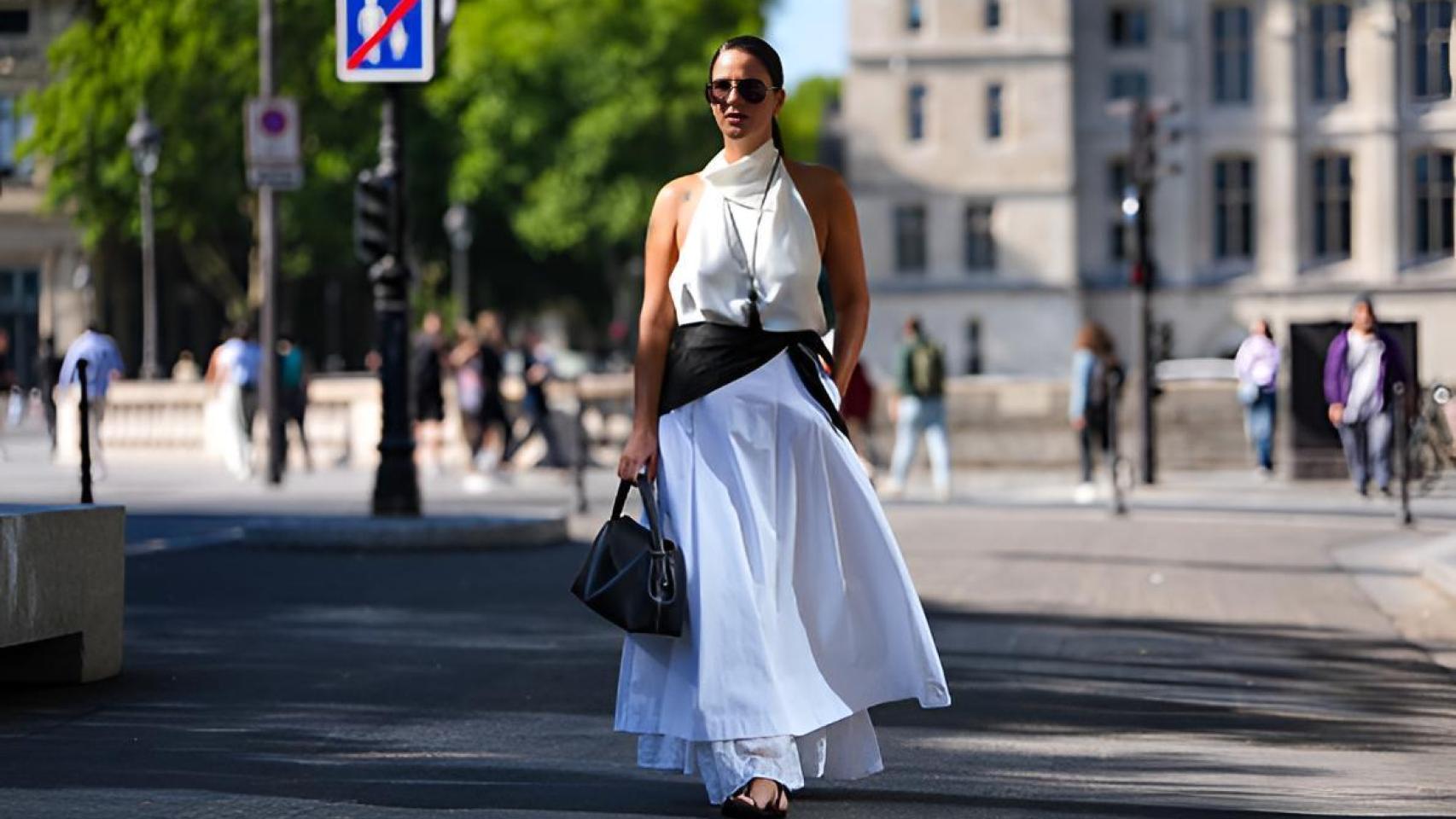 Del look monocromático a las combinaciones con estampados: así se lleva la falda blanca este verano