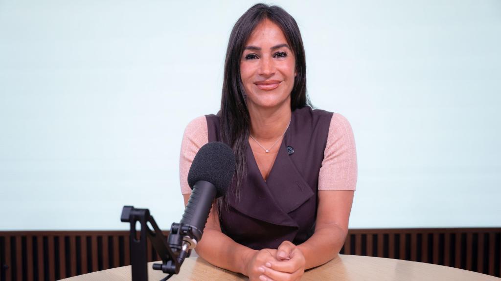 Begoña Villacís frente al micrófono.