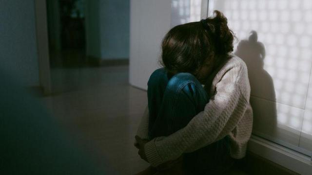 La familia de una mujer maltratada de Guadalajara se niega a entregar a su hija al padre: No quiere ir con él