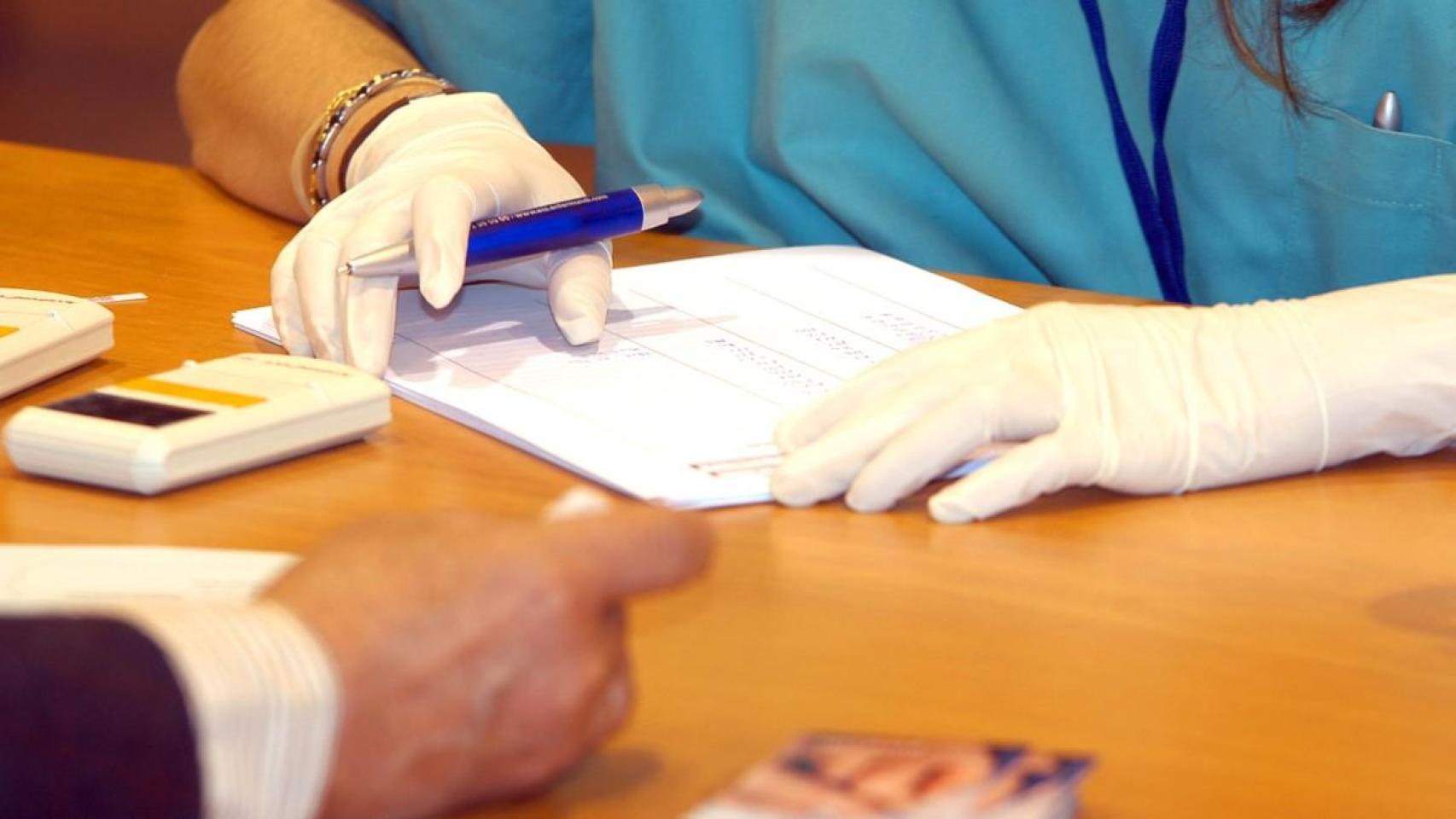 Una enfermera autorizando medicamentos. Imagen de archivo.
