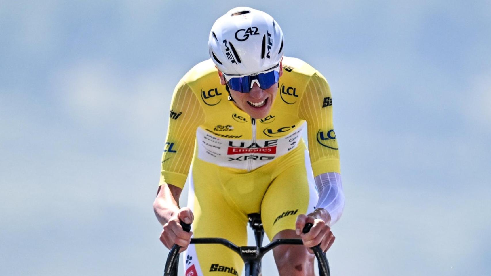 Tadej Pogačar cruza la meta como ganador de la 13ª etapa del Tour.