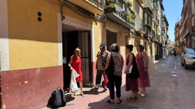 Desalojo en los edificios  72 y 74 de la calle Pignatelli, este viernes en Zaragoza.