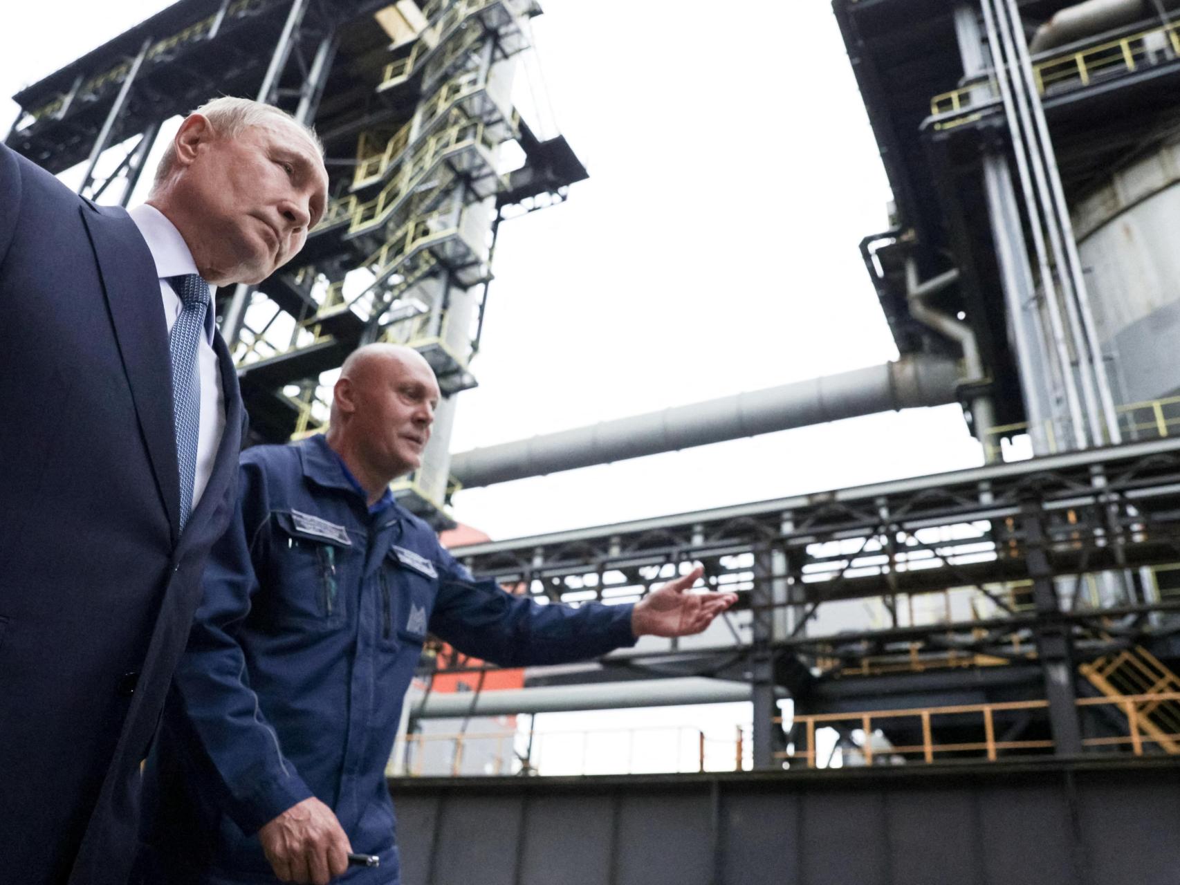 El autócrata ruso Vladimir Putin visita la fábrica de hierro y acero de Magnitogorsk.