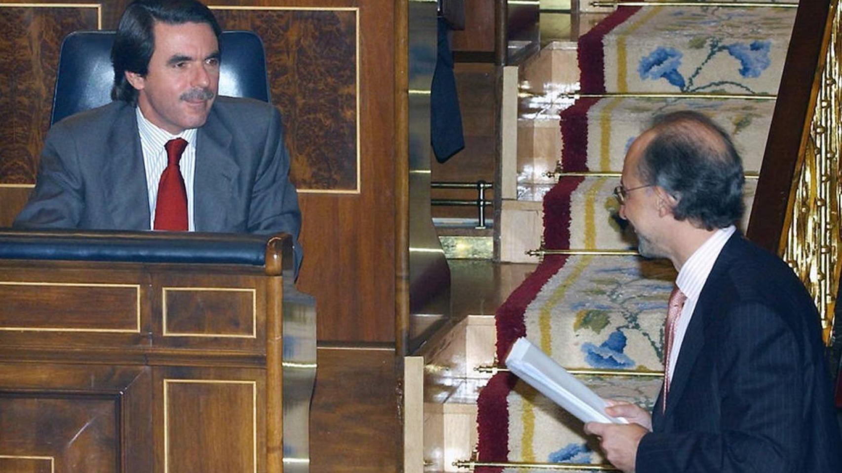 José María Aznar y Cristóbal Montoro en el Congreso cuando ambos eran presidente del Gobierno y ministro de Hacienda respectivamente.