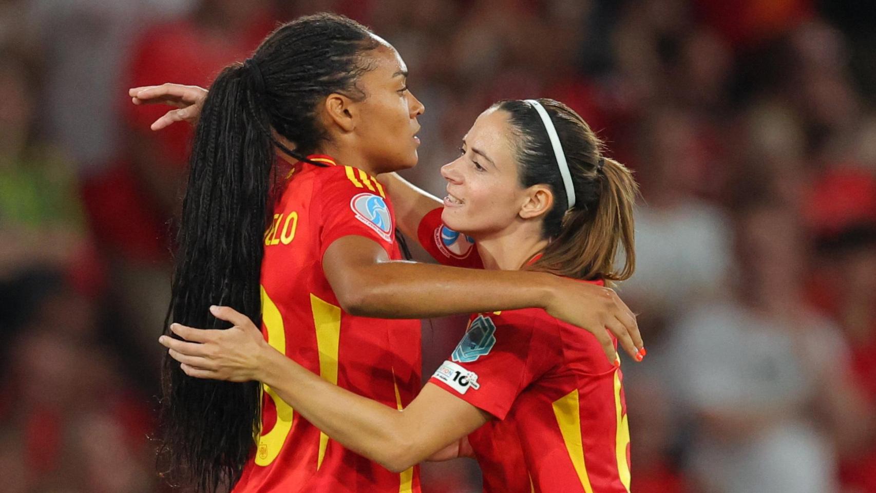 Salma y Aitana se abrazan al finalizar el encuentro.