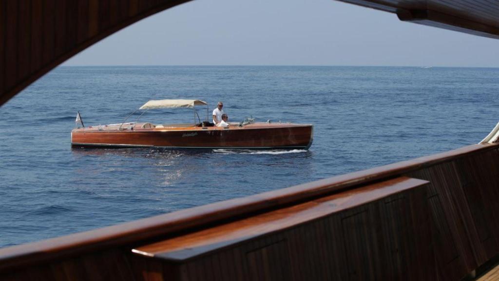 El yate cuenta con dos lanchas auxiliares.