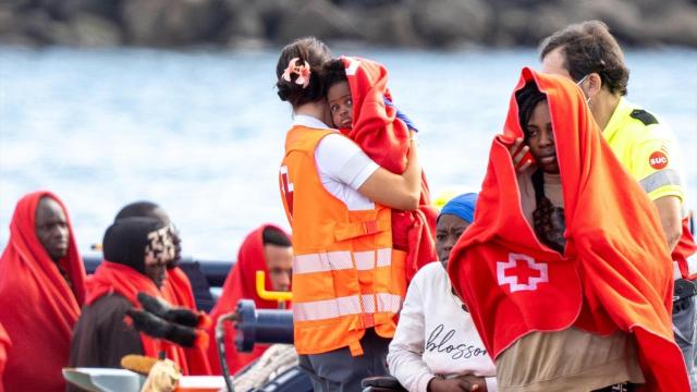 Agentes de los equipos de emergencia atienden a los migrantes llegados a Arrecife, en Lanzarote, en una patera con más de 60 personas a bordo.