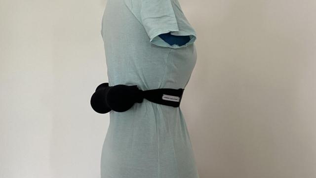 El cinturón Apnepoz en un maniquí.