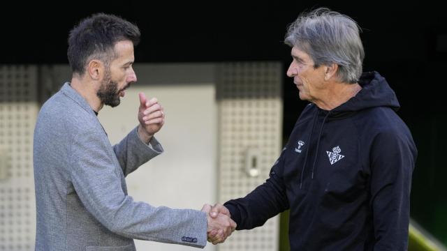 El entrenador del Valencia, Carlos Corberán, saluda a su homólogo en el Real Betis, Manuel Pellegrini.