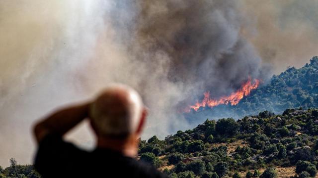 Un hombre observa el incendio declarado en Navaluenga, Ávila, este viernes.