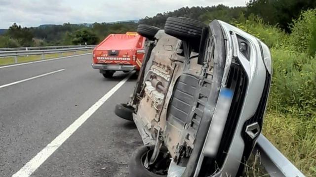 Herida una mujer tras volcar su vehículo en la A-6 a su paso por Abegondo (A Coruña)